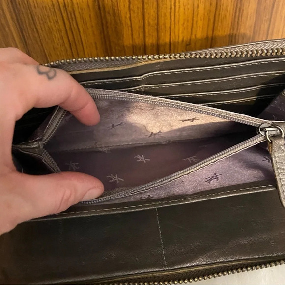 🛍️3/$30 Kenneth Cole women’s metallic wristlet wallet - Picture 12 of 13